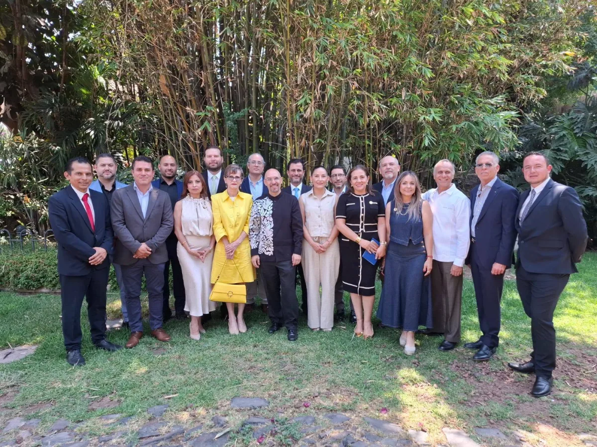 La Cámara de Comercio de Autlán participa en reuniones regionales que fortalecen la unión y representación del sector empresarial.